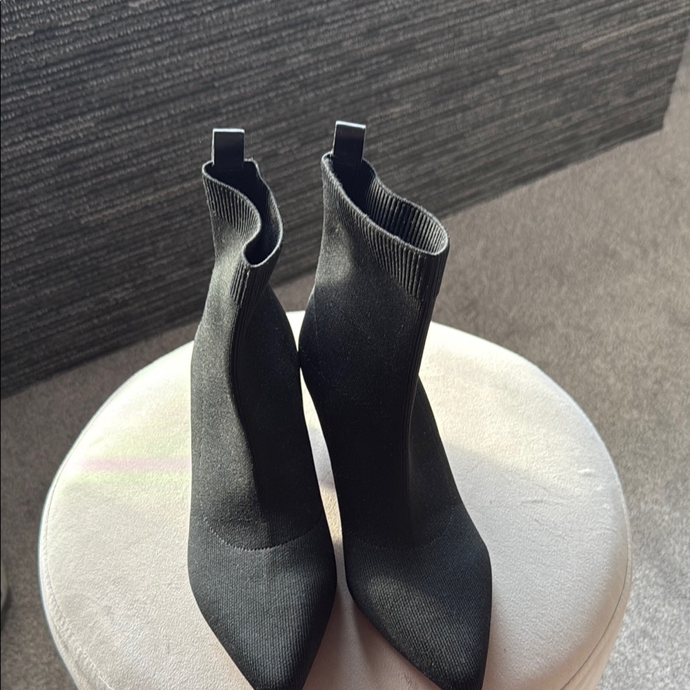Deltan’s Sleek Black Heeled Ankle Boots